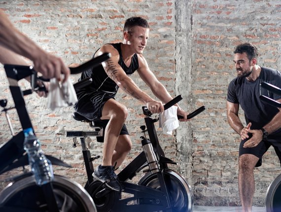 Eine Spinning-Session kann ganz schön hart sein – da hilft Musik zur Motivation.