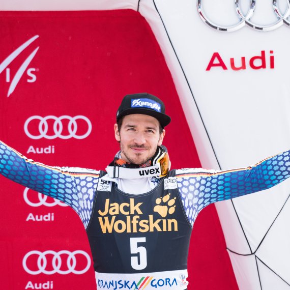 Nach der Saison 2018/19 verkündet Neureuther schließlich am 17. März 2019 nach vielen Verletzungspausen im Alter von 34 Jahren sein Karriereende. Seine besten Abschluss-Platzierungen im Weltcup sind zweimal der 4. Platz im Gesamtweltcup (12/13, 14/15), dreimal der 2. Platz im Slalomweltcup (12/13, 13/14, 14/15) und einmal Rang vier im Riesenslalomweltcup (16/17).