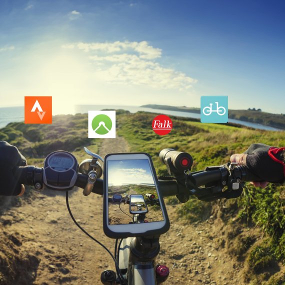 Ein Radfahrer fährt bei Sonnenuntergang durch die Natur – eine typische Nutzungssituation, bei der sich die Frage stellt, welche kostenlose Fahrrad-App die beste ist.