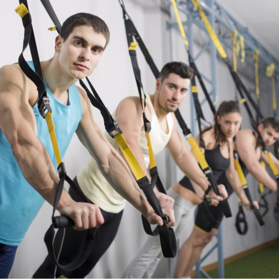 Eine Gruppe beim TRX Training