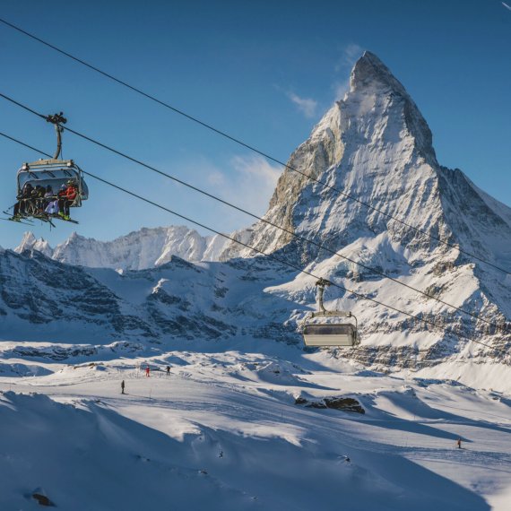 Blick auf das Matterhorn in der Schweiz im Winter.