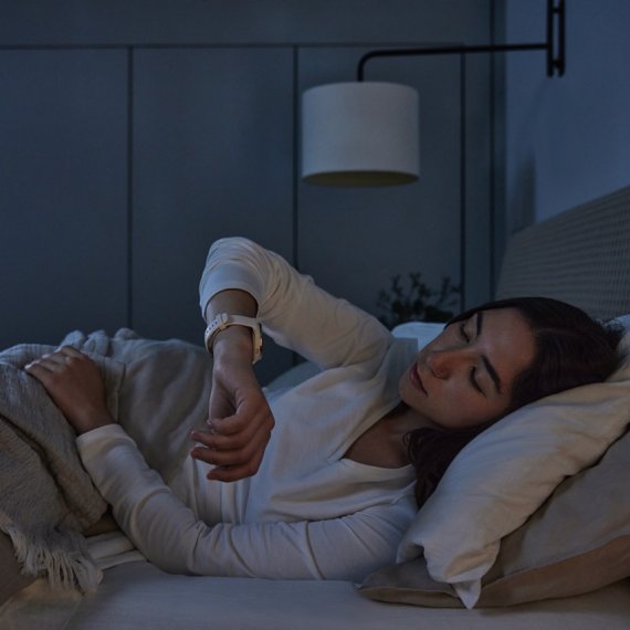 Woman tracks her sleep in bed