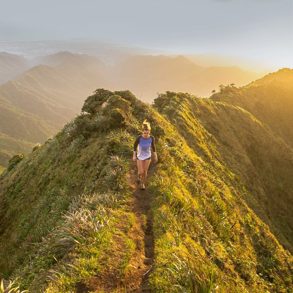 Trailrunnerin bei Sonnenuntergang
