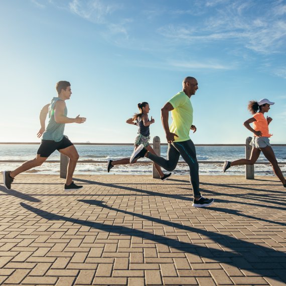 Leute joggen am Meer