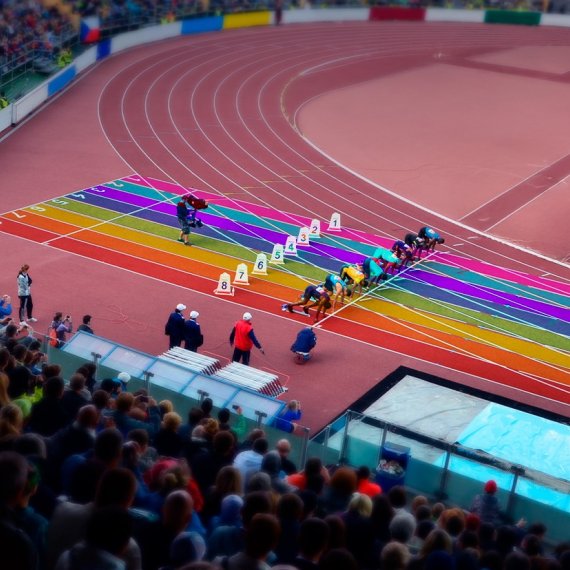 Tartanbahn in Station in Regenbogenfarben gefärbt.