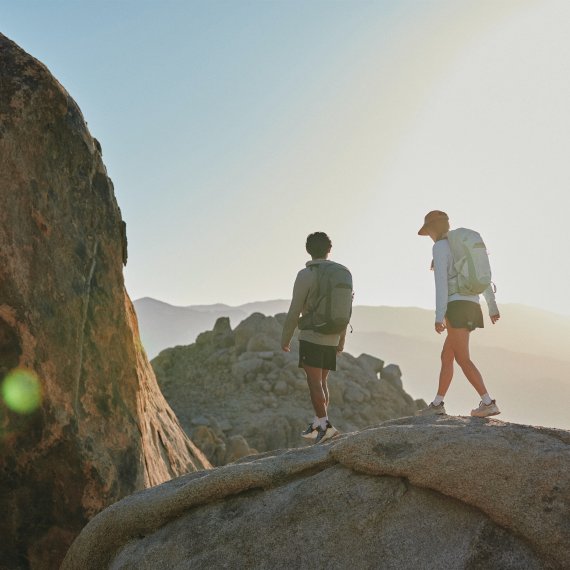 Fraun und Mann beim Wandern auf einem Berg