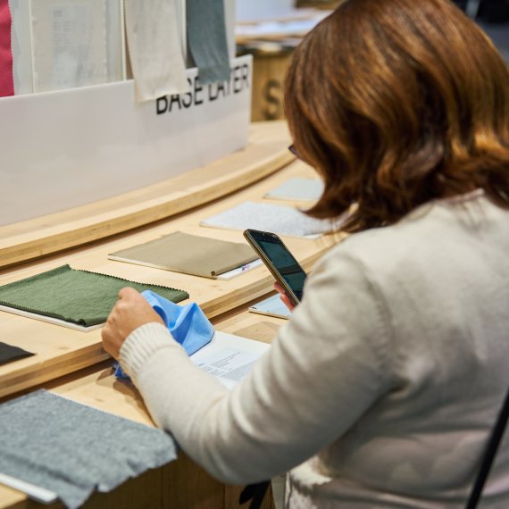 Auf der ISPO verschmelzen physische und digitale Erlebnisse: QR-Codes an den Produkten ermöglichen Echtzeit-Infos, personalisierte Kollektionen und messbare Leads.