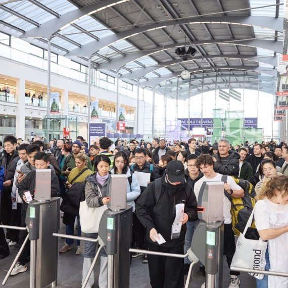 Messebesucher*innen ISPO 2025 Eingang