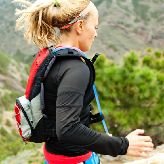 Besonders beim immer beliebter werdenden Trailrunning setzen viele auf Trinkrucksäcke, Trinkwesten oder Trinkblasen.