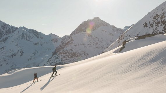 Snow Tour und S-Way VLM+ überzeugen schon im Aufstieg mit geringem Gewicht – auch wenn der Helm am Rucksack getragen wird.