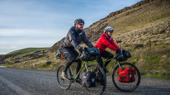 Mit dem Fahrrad auf dem Asphalt