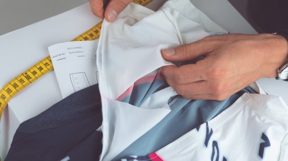 Eine der größten Herausforderungen beim Ironman Hawaii ist die Temperatur. Bis zu 45 Grad Celsius kann es warm werden. Daher brauchen die Athleten Top-Rennanzüge. Jan Frodeno trägt einen Anzug des Finalisten beim ISPO Brandnew Award 2019, Ryzon.