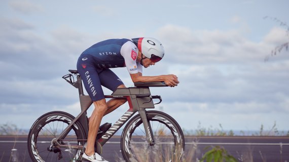 Triathlete Jan Frodeno on the bike course in Hawaii 2019
