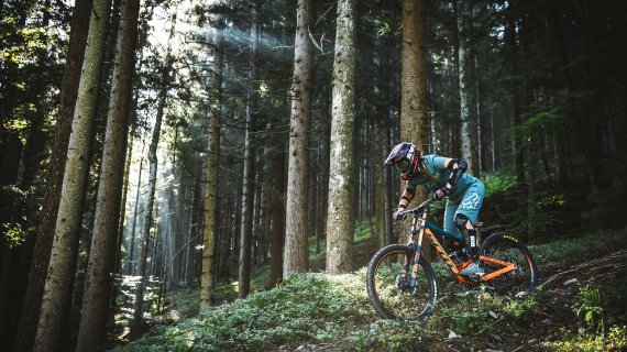 E-Mountainbiker fährt durch den Wald