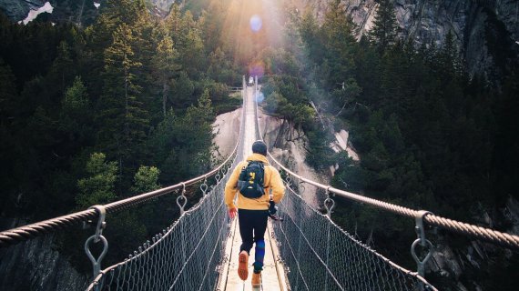 Wanderer auf einer Hängebrücke