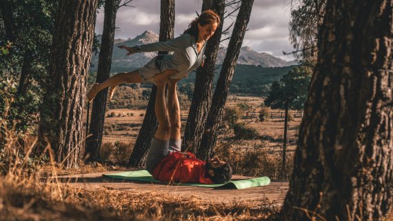 Acro Yoga verbindet Elemente aus der Akrobatik und dem Yoga.