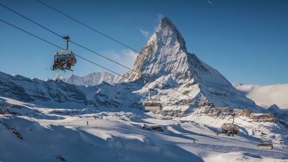 Blick auf das Matterhorn in der Schweiz im Winter.