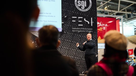Matthias Czerny hält Präsentation auf der ISPO 2024
