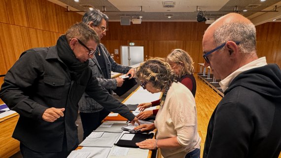 Die ISPO Textrends Jury betrachtet verschiedene Textilien