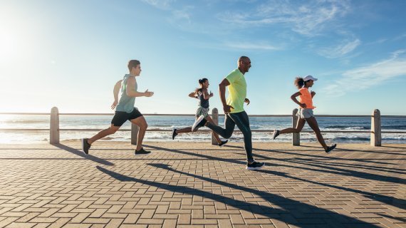Leute joggen am Meer