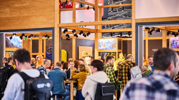À ISPO MUNICH, les détaillants textiles se rencontrent et discutent autour de tables dans un salon chic en bois.