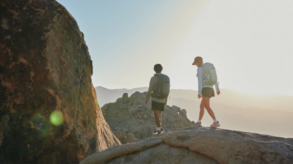 Fraun und Mann beim Wandern auf einem Berg
