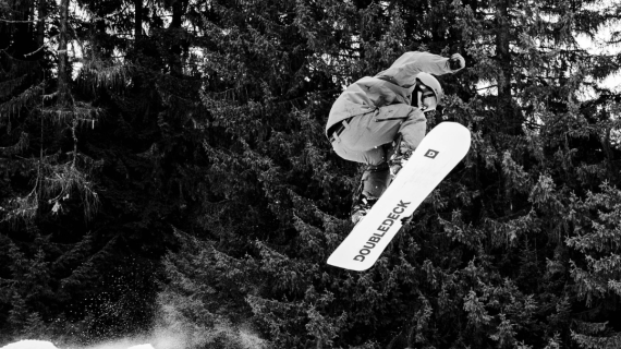 Snowboarder mit Doubledeck Snowboard