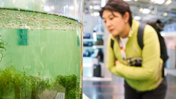 Person auf der ISPO 2024 schaut sich nachhaltige Biomaterialien an
