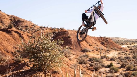 Person auf einem Mountainbike im Canyon mit Fidlock Produkt am Bike