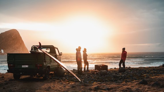 Outdoor Enthusiasten beobachten Sonnenuntergang am Meer