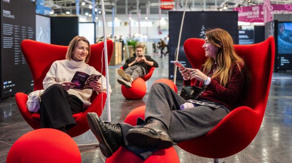 Zwei Frauen sitzen in Sesseln auf der ISPO und networken
