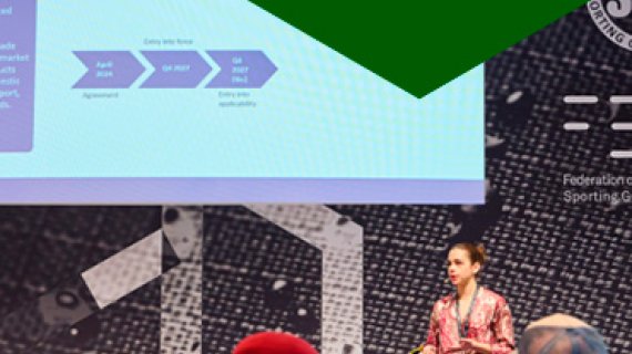 Speakerin auf der Bühne der ISPO
