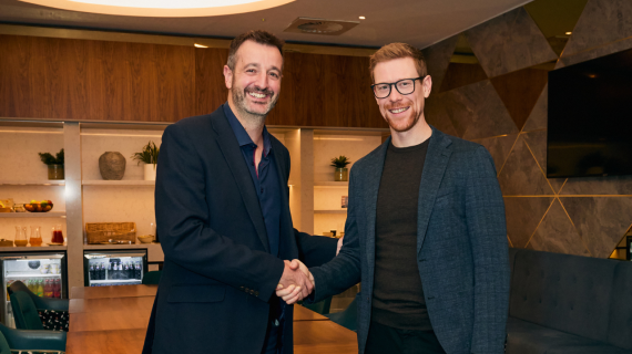 Harald und Mike schütteln Hände