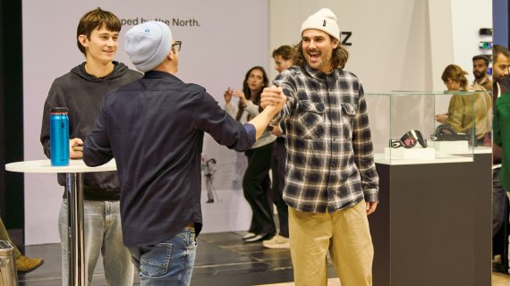 Zwei Männer geben sich auf der Messe die Hand