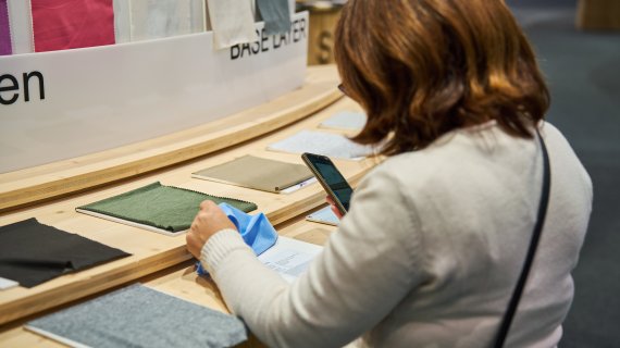 Auf der ISPO verschmelzen physische und digitale Erlebnisse: QR-Codes an den Produkten ermöglichen Echtzeit-Infos, personalisierte Kollektionen und messbare Leads.