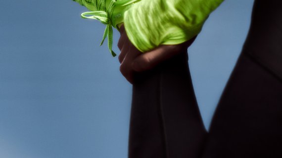 Nahaufnahme eines neongelben CEP Sneakers