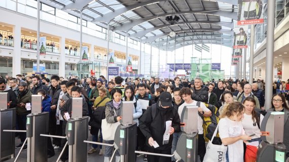 Messebesucher*innen ISPO 2025 Eingang