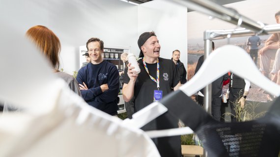 Begeisterte Messebesucher auf der ISPO 2025