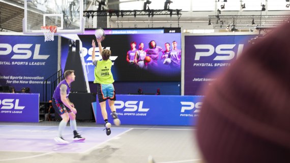 Zwei Spieler auf der Spielfläche von Phygital (PSL Deutschland)