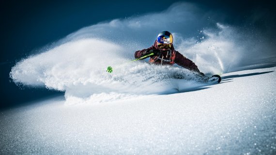 Nadine Wallner auf Skiern im Tiefschnee.
