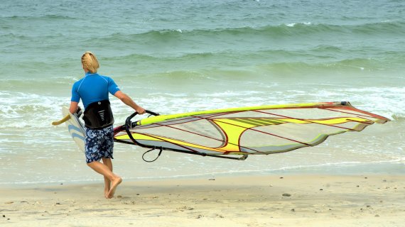 Hinein in die Fluten – die Nordsee gehört zu den Top-Surf-Revieren Deutschlands.