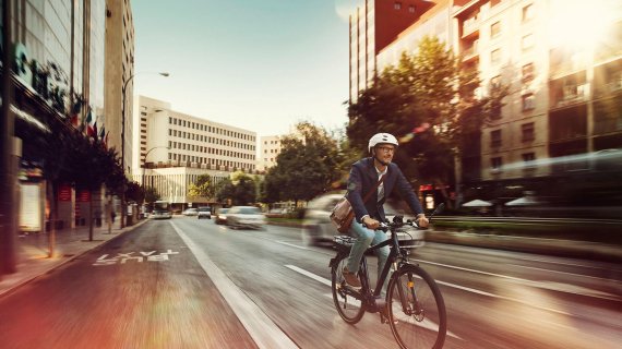 Längst nicht nur in den Bergen ein neuer Trend: E-Mountainbikes eignen sich auch perfekt für die Stadt.