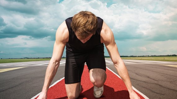 Vorderansicht von Sprinter beim anaeroben Training