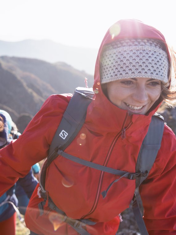 Auf dem Berg mit Salomon Women Outdoor Wear.