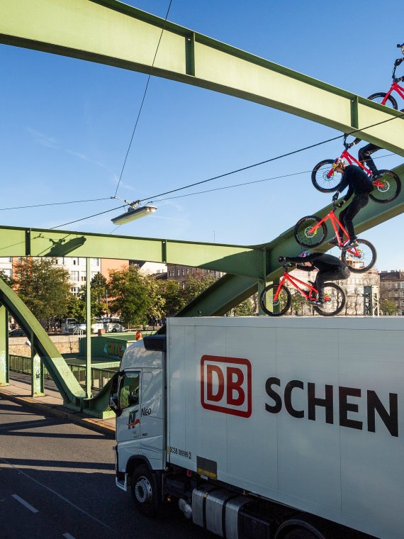 Fabio Wibmer schafft es schnell über den Lastwagen zurück auf die Straße.