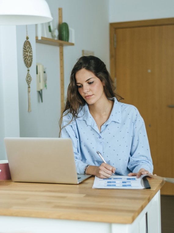 How to work from home office as healthy as possible? ISPO.com gives tips.