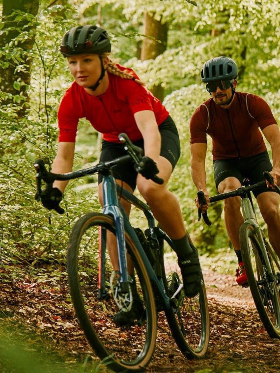 Vollgas und Vollspaß: Mit Gravelbike im Gelände. 