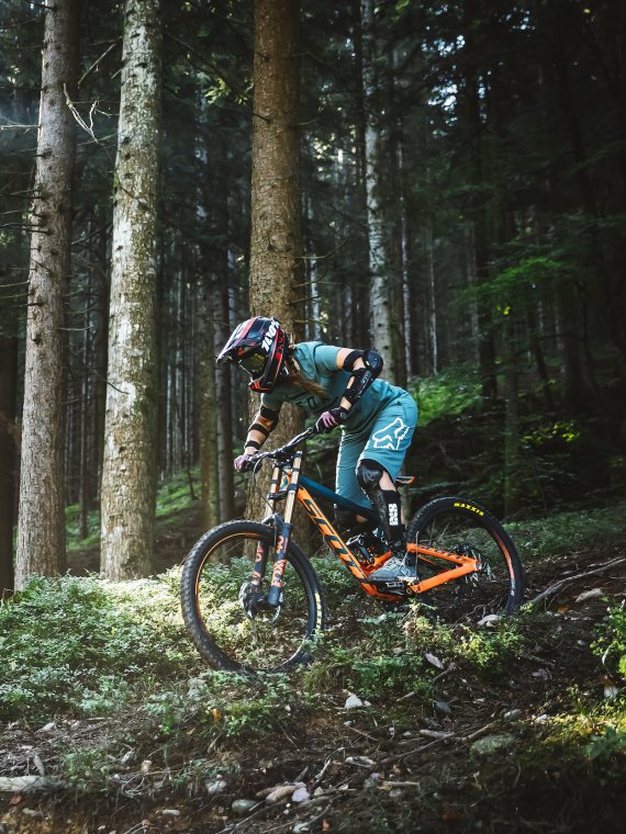 E-Mountainbiker fährt durch den Wald