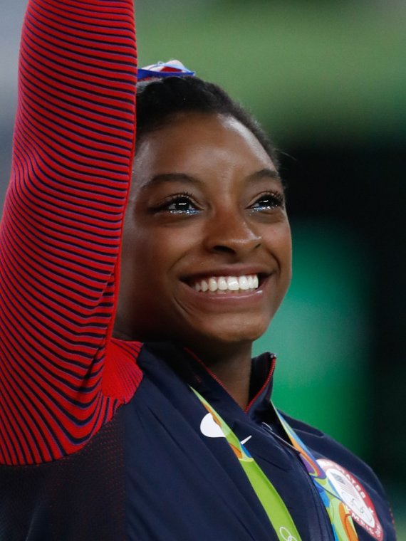 Simone Biles bei der Medaillen-Zeremonie der Olympischen Spiele 2016 in Rio de Janeiro