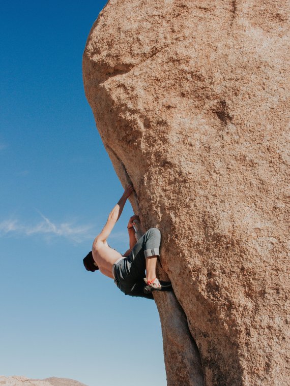 Bouldern auf einem Felsen